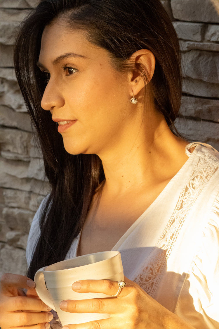 Arete en plata 925 de Eva Carrillo Joyas, elaborado con materiales sustentables. Aretes en plata con estilo atemporal con diseño floral.