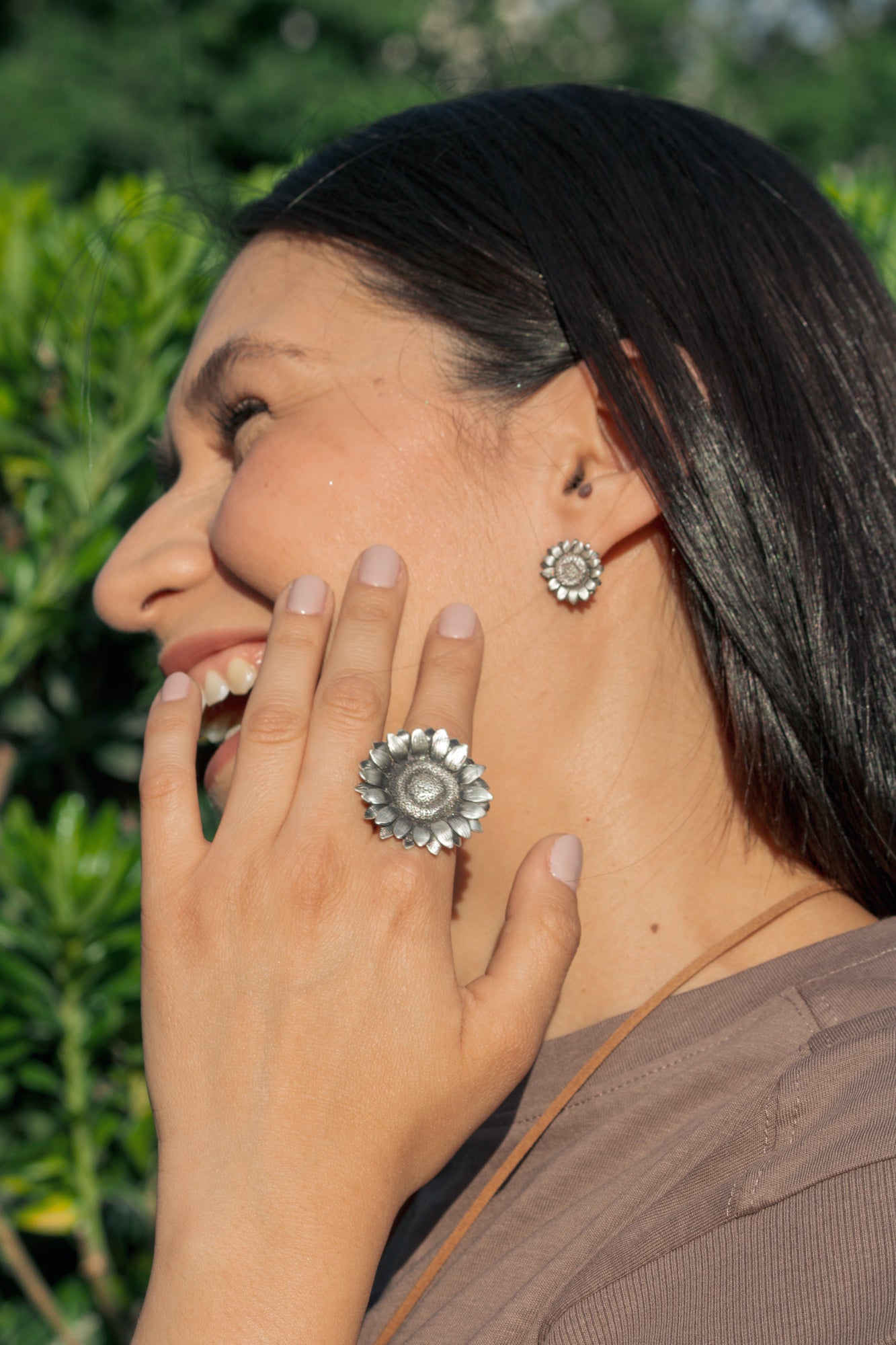 Arete y Anillo Girasol en Plata 925 de estilo atemporal para usar en cualquier época del año. Diseños de autor únicos y originales de Eva Carrillo Joyas, 100% hecho a mano.