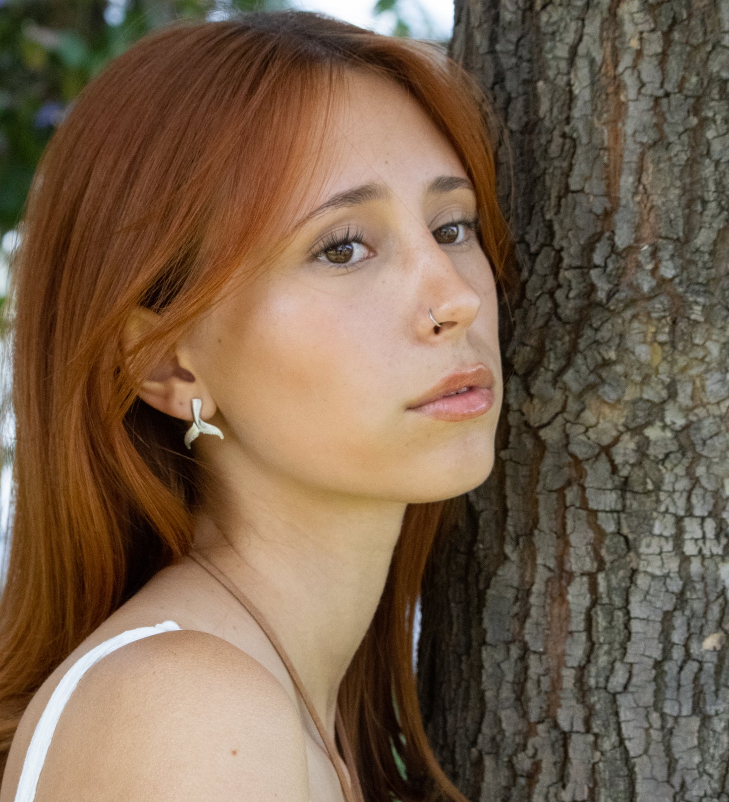 Aretes de plata 925 con forma de ballena. Aretes hecho a mano con materiales sustentables, joyería sostenible. Aretes de autor, diseño mexicano Eva Carrillo.