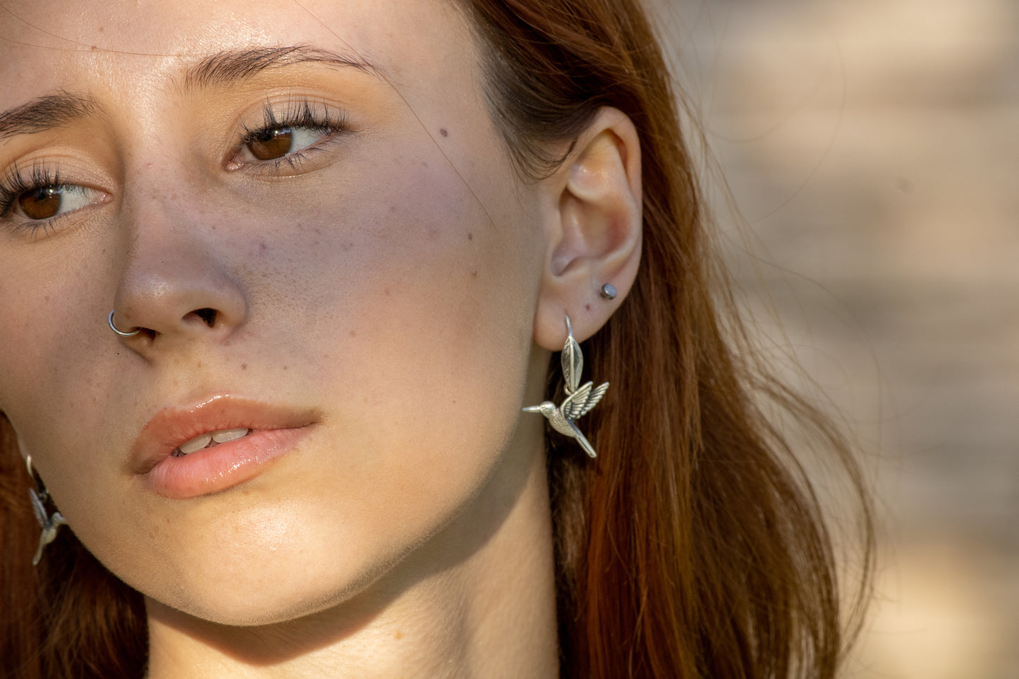 Diseño Aretes Colibrí en plata 925 con terminado antiguo, aretes de estilo atemporal. Aretes de joyería artesanal mexicana Eva Carrillo.