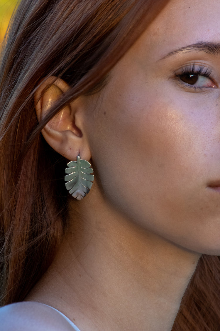 Diseño único en plata 295 Aretes Hojas de Adán, con estilo versátil y atemporal, son el complemento perfecto para cualquier ocasión. Diseño de autor joyas en plata 925.