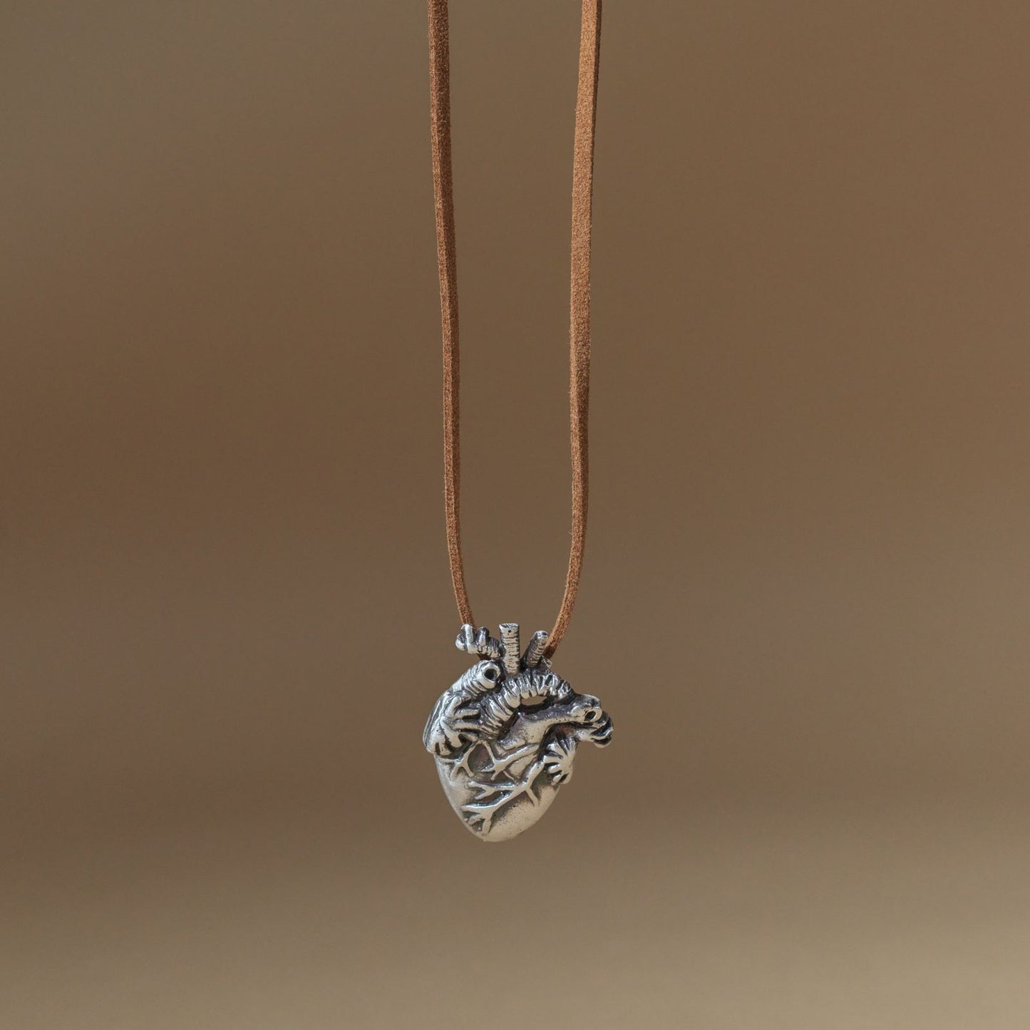 Dije en plata 925 con terminado antiguo, corazón que representa un recordatorio a vivir. Dije de la colección Celebra La Vida de Eva Carrillo Joyas, Joyería Artesanal Mexicana.