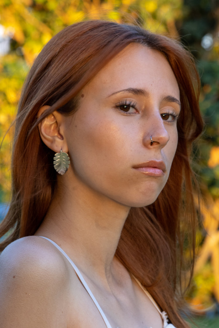 Hermosos aretes con forma de Hoja de Adán, hechos en Plata 925 y de manera artesanal. Joyería de autor de origen mexicano.