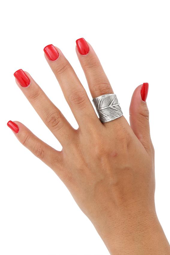 Anillo de plata cerrado y ancho de hoja Eva. Anillo de plata 925, hecho en méxico. Anillo de hoja rústico que representa naturaleza, diseño original de Eva Carrillo Joyas.