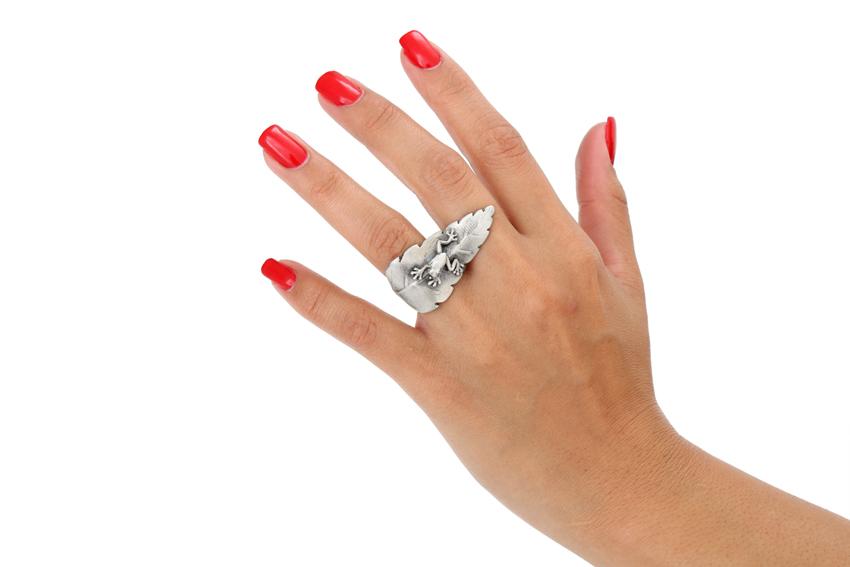 Modelo luce anillo de plata con forma de hoja larga y rana grande por encima de la hoja. Anillo de plata ajustable, hecho en méxico. Anillo de joyería artesanal, diseño original de Eva Carrillo Joyas.