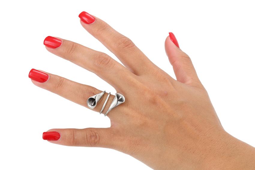 Una modelo muestra cómo queda el anillo de plata 925 doble con forma de hoja alcatraz