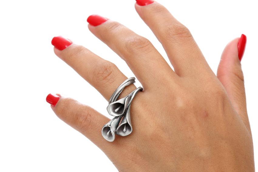 La modelo muestra en su dedo anular izquierdo cómo luce el anillo de plata 925 con 3 hojas en forma de alcatraz. Anillo ajustable, hecho a mano, origen México.