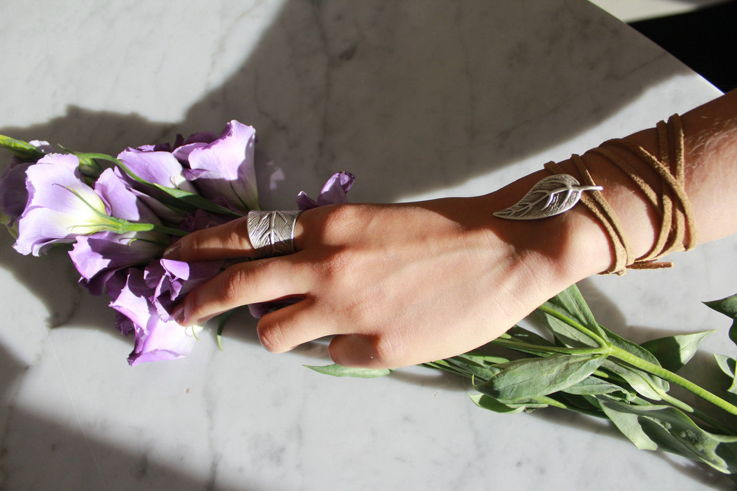 Modelo luce anillo de hoja Eva en su dedo índice izquierdo, y dije hoja Eva en su muñeca izquierda. Anillo de plata, ajustable. Anillo de hoja, diseño artesanal hecho en méxico, diseño original de Eva Carrillo Joyas.
