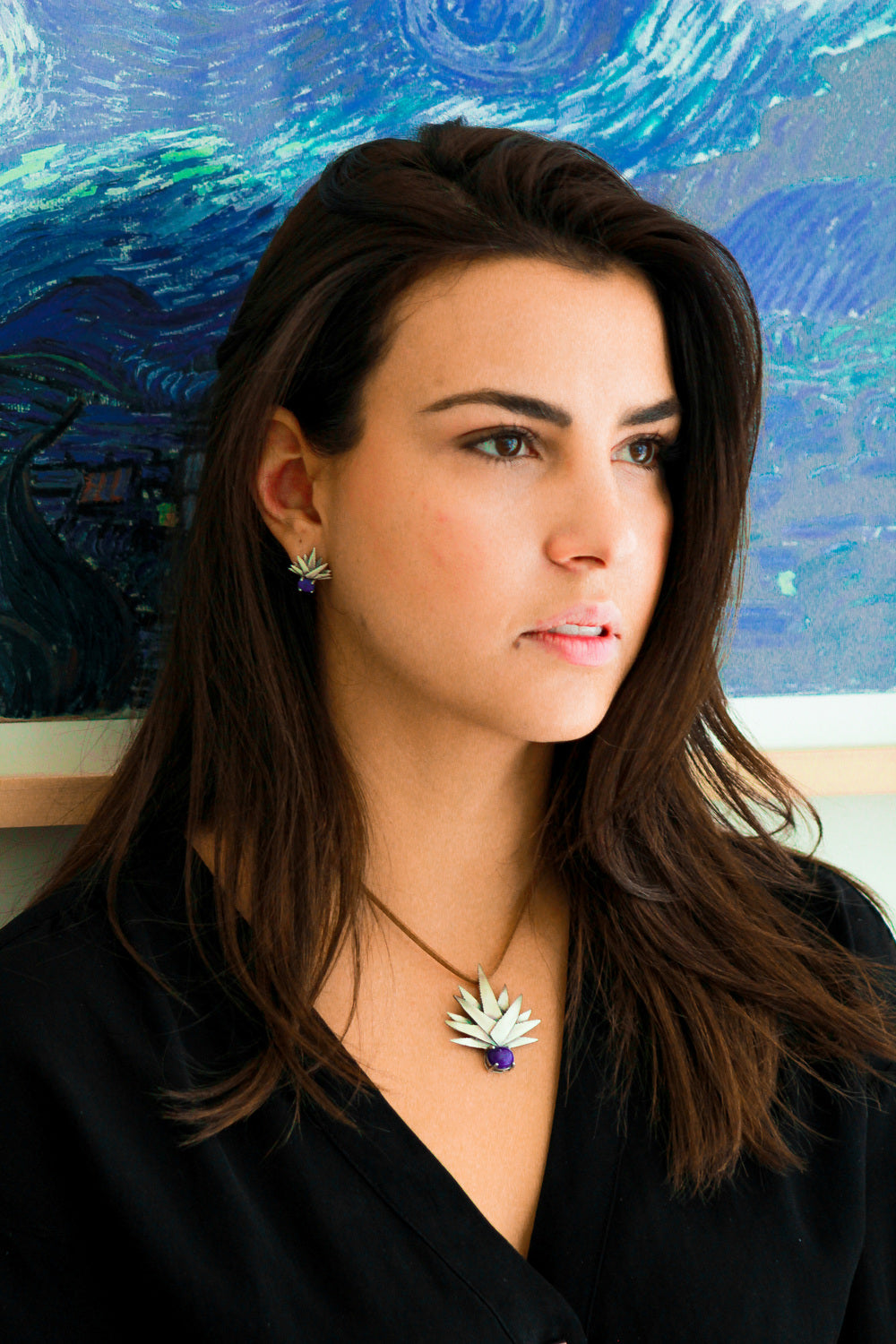 Modelo luce dije Agave Lapislázuli con gema azul y arete haciendo juego con gema azul.