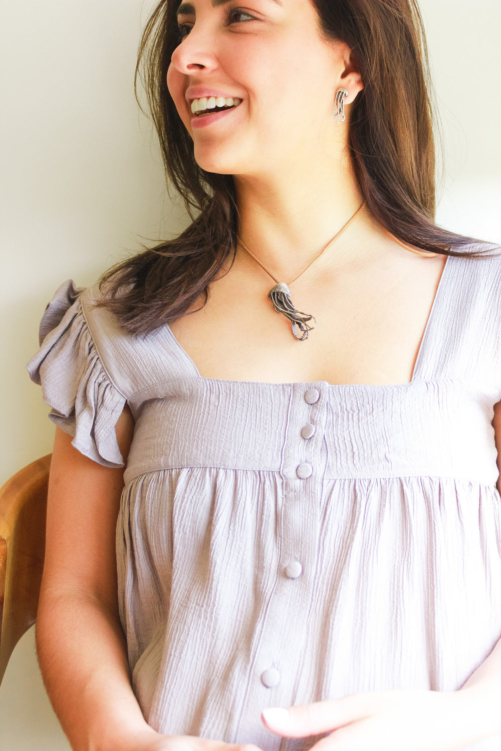 Collar con dije en plata 925 de medusa grande, con terminado antiguo. Arete en plata 925 con forma de medusa chica en terminado antiguo.