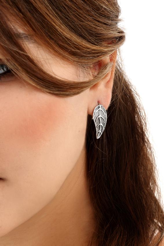 Par de aretes en plata con forma de hoja Eva, aretes con diseño único y original de Eva Carrillo Joyas de estilo atemporal. Joyería artesanal mexicana.
