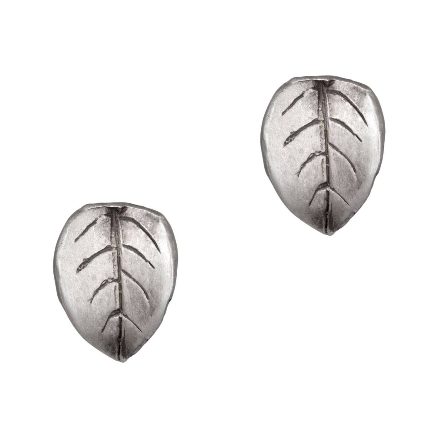 Par aretes de plata, con poste con forma de hoja guía con terminado antiguo. Diseño original elaborado 100% a mano con Plata 925 de la más alta calidad.