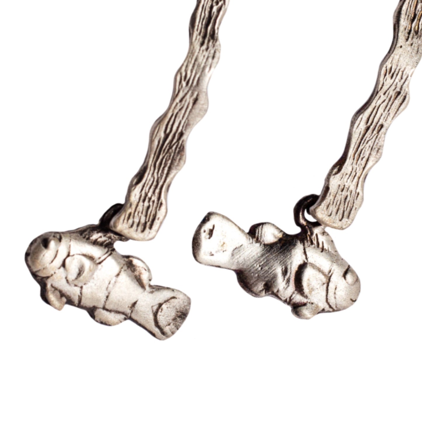 Aretes de plata 925 con forma de alga con pez payaso con terminado antiguo. Aretes elaborados artesanalmente en plata 925, diseño original de aretes en plata, Joyería mexicana Eva Carrillo