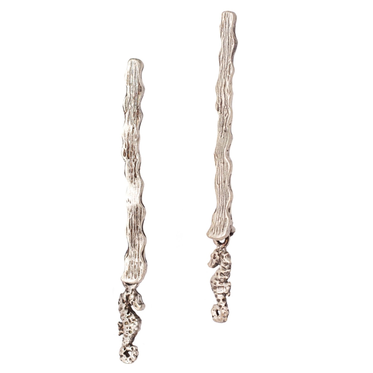 Par de aretes largos de plata en terminado antiguo con forma de caballito de mar. Joyería Artesanal de Eva Carrillo 100% origen mexicano.