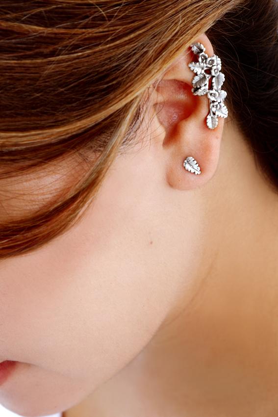 Modelo porta en oreja izquierda arete de plata con hojitas de conciencia y un arete de plata con forma de hojita. Joyería mexicana, diseño original hecho a mano 100% artesanal.