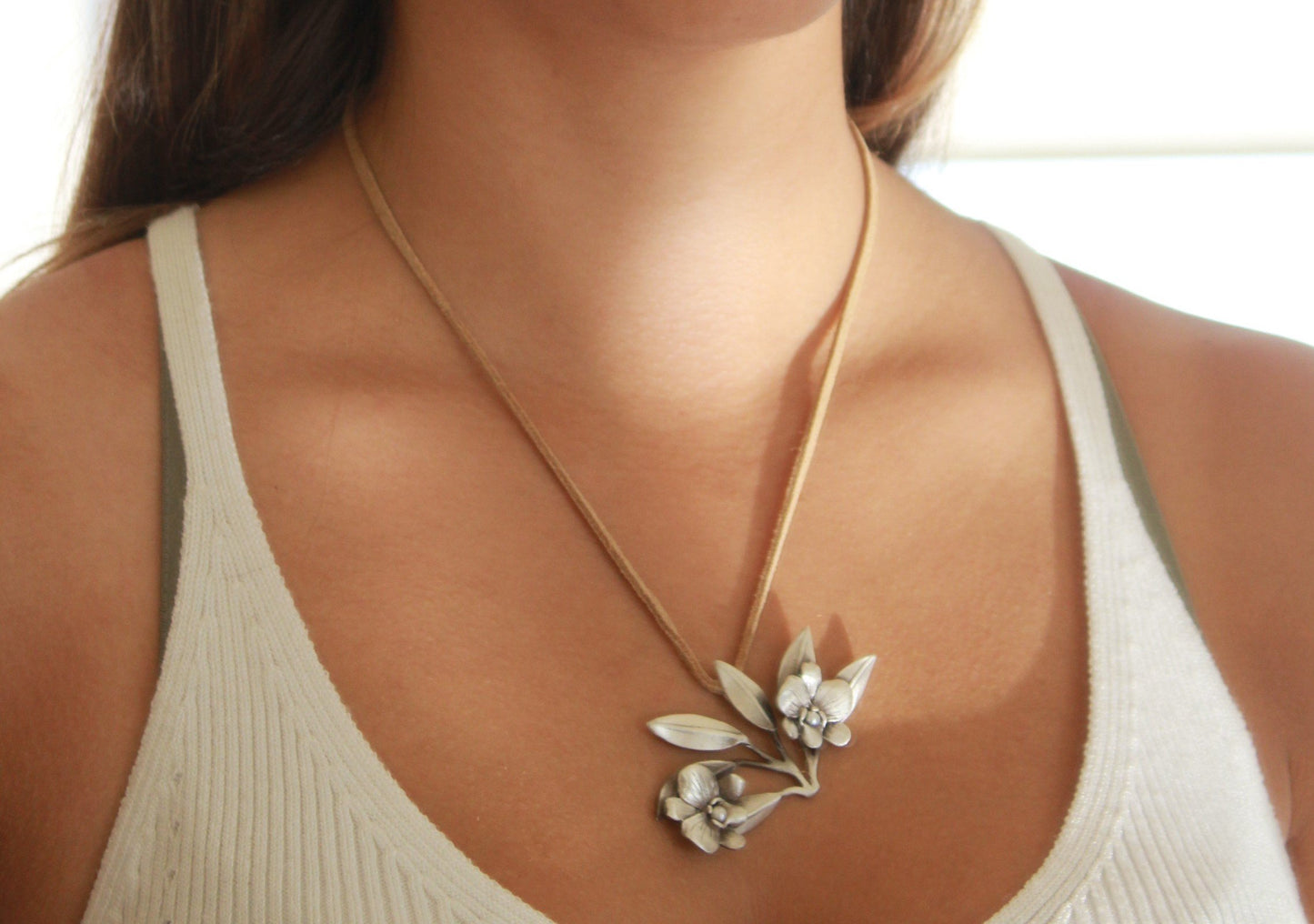 Collar con dije en plata 925 en forma de racimo con flor orquídea doble con perlas cultivadas, con terminado aantiguo.