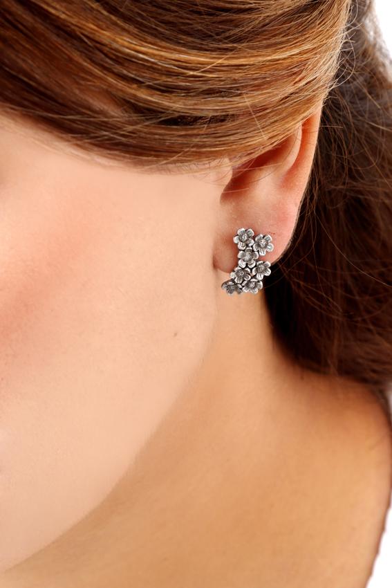 Chica luce arete de plata 925 con forma de flrecitas jardín. Aretes de estilo atemporal, joyería artesanal mexicana. Eva carrillo