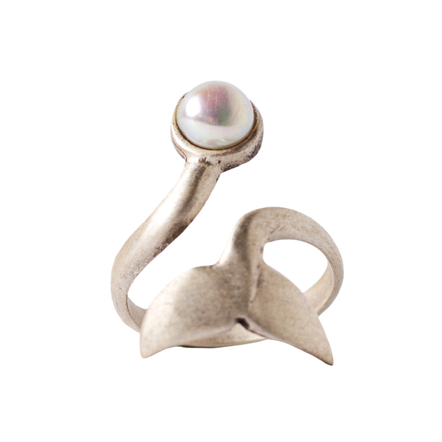 Anillo en plata 925 en forma de cola de ballena con perla en otro extremo, colección marina. Diseño marino, anillo ajustable, joyería artesanal.
