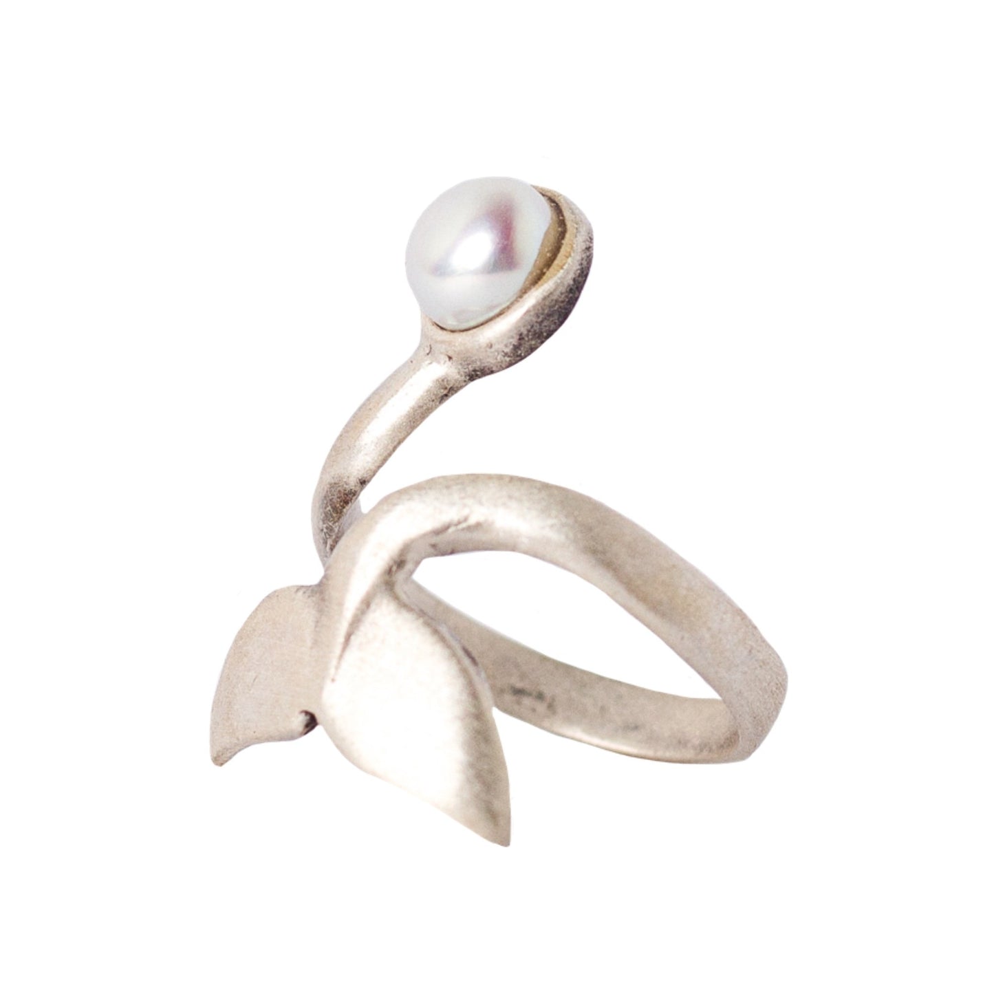 Anillo de plata con forma de cola de ballena y una perla blanca en el otro extremo. Anillo en plata, joyería artesanal. Anillo ajustable.