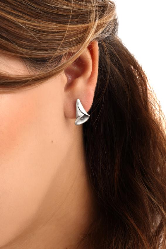 Arete ancho de plata con poste en forma de flor alcatraz