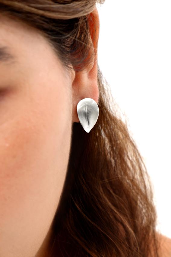 Modelo luce arete de plata con poste en forma de hoja sublime