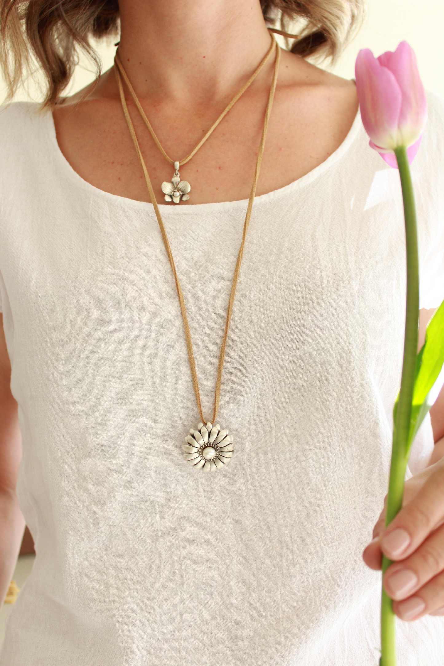 Collar largo con dije en plata 925 de flor gerbera con perla cultivada en el centro. Collar corto con dije en plata 925 en forma de flor orquídea con perla cultivada