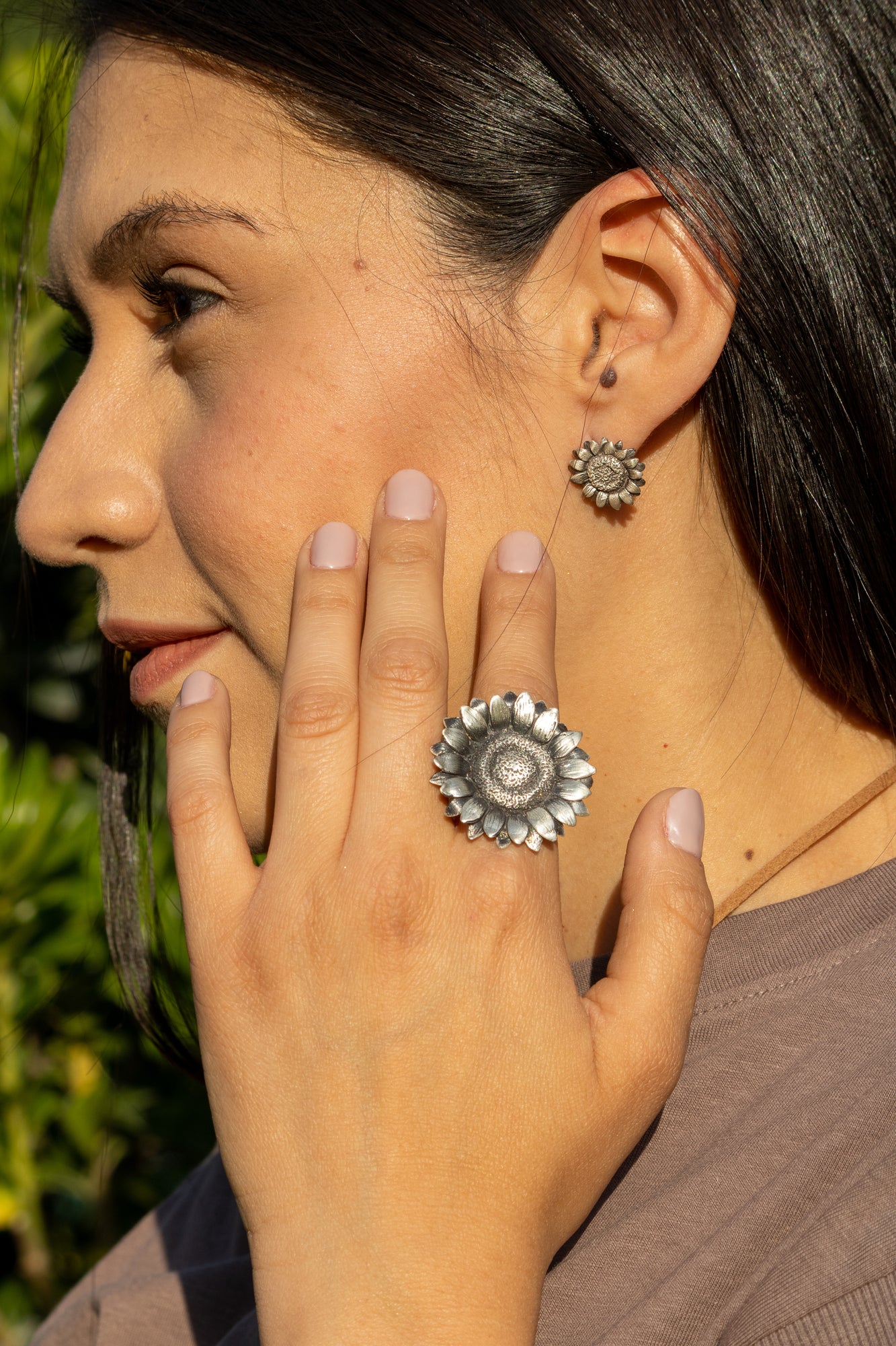 Aretes Girasol en Plata 925 inspirados en la belleza de la naturaleza, de estilo atemporal. Joyería de autor en plata, de origen mexicano. Diseños elaborados con materiales sustentables.