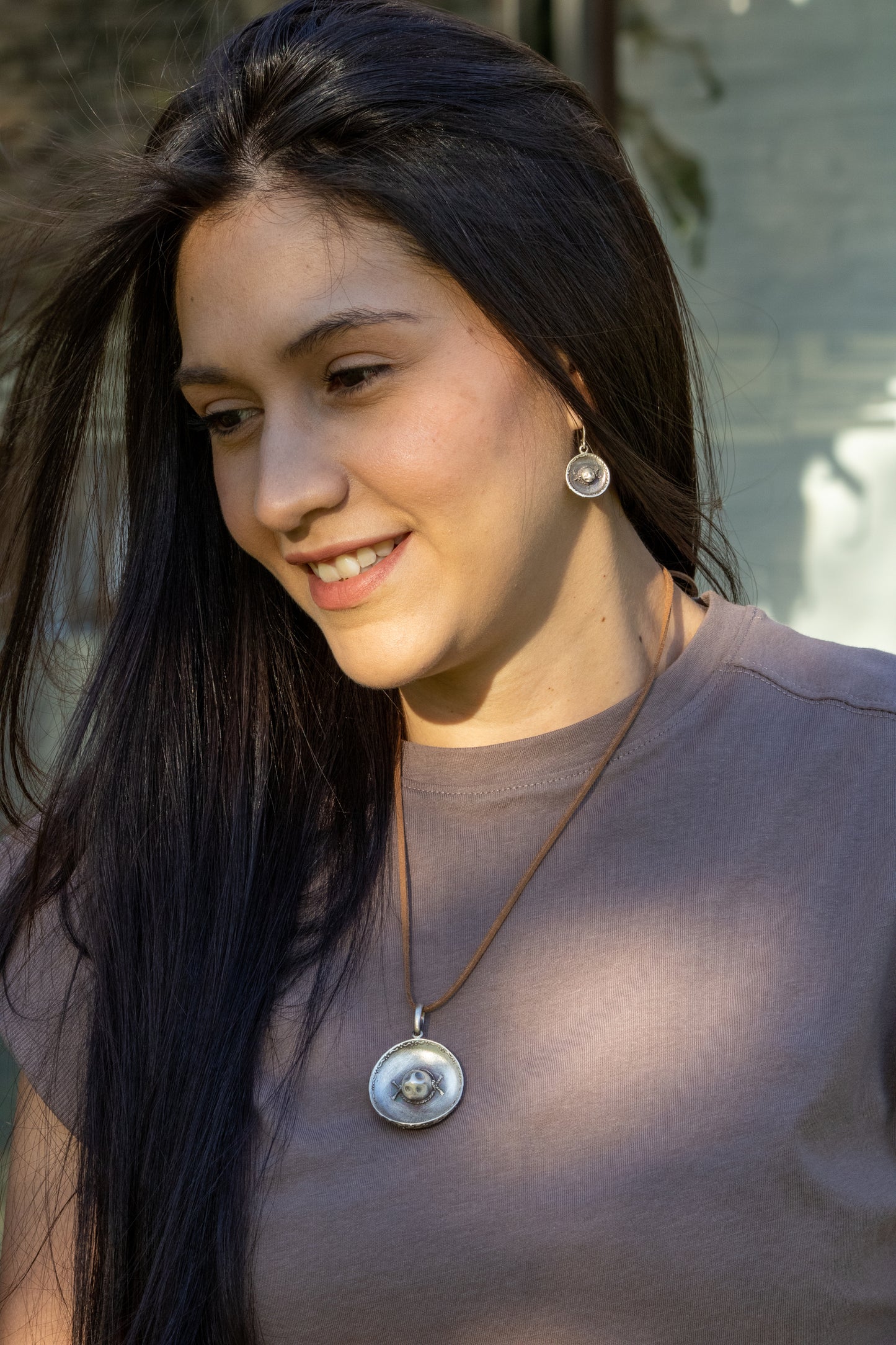 Conjunto de aretes y dije de sombrero de charro inspirado en la cultura mexicana, viva México, mariachis mexicanos.