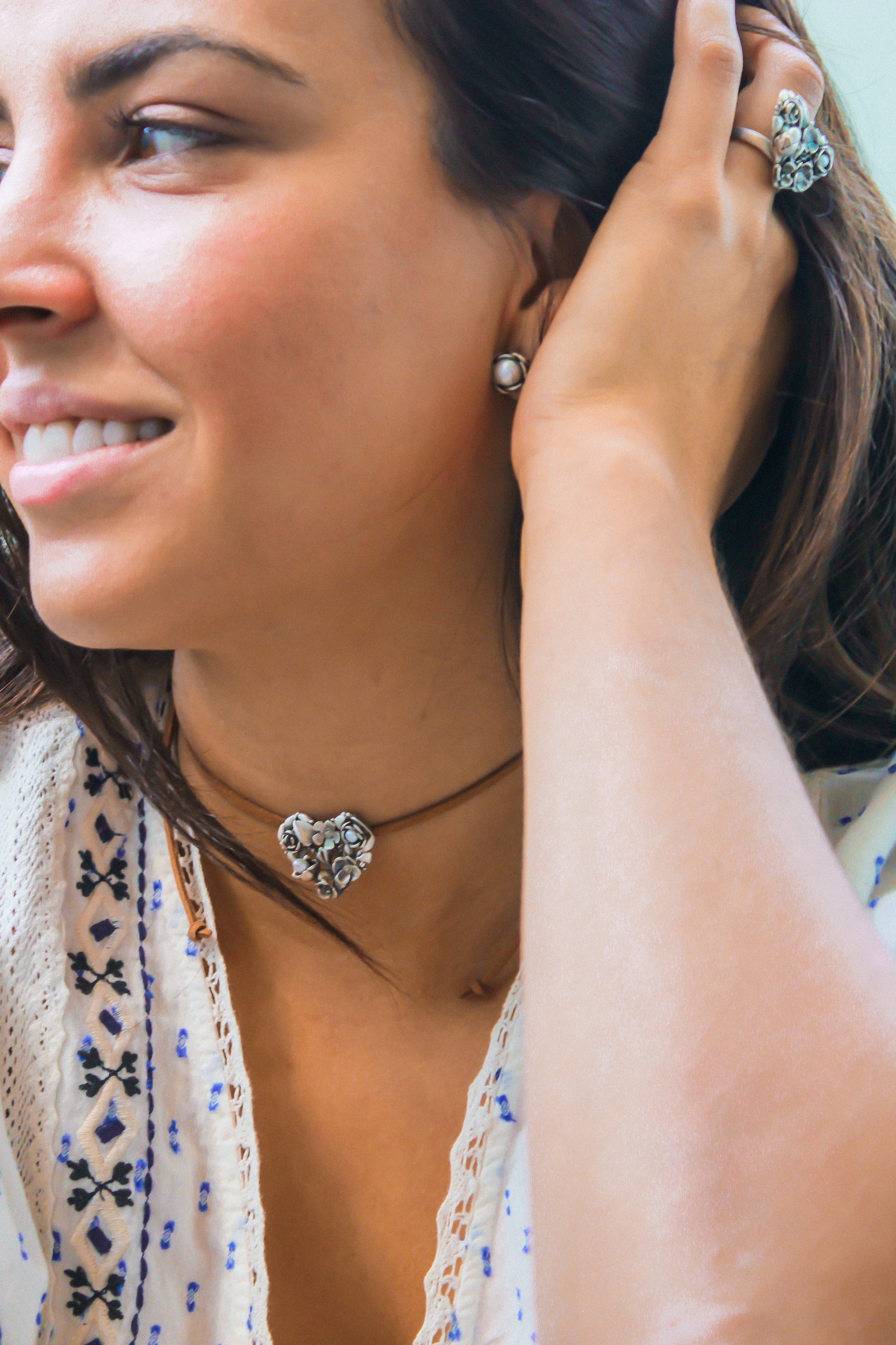 Collar con dije chico en plata 925 en forma de corazón con flores y perlas cultivadas. Anillo de plata 925 de corazón con flores, chico y terminado antiguo. Arete en plata 925 flor con perla cultivada.