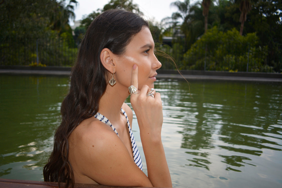 Modelo luce conjunto de arete de plata y anillo de mantarraya y anillo de plata con forma de cola de ballena y perla cultivada