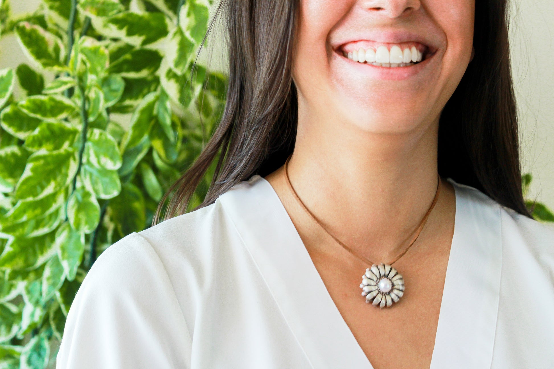 Collar con dije en plata 925 con forma de flor Gerbera con perla cultivada en el centro en terminado antiguo.