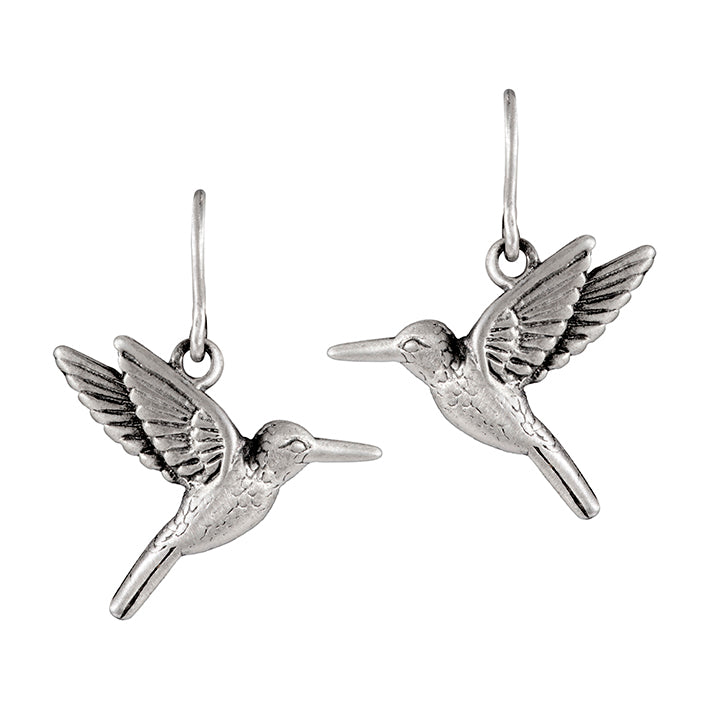 Par de aretes de plata con arillo en forma de colibrí con terminado antiguo