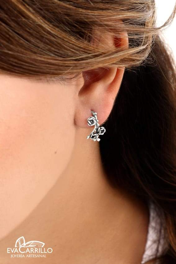 Chica luce arete de plata con forma de corona de flores