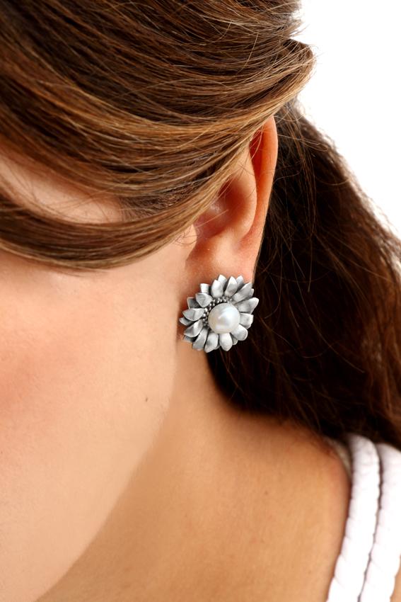 Modelo luce arete de plata con forma de flor Gerbera con perla natural en el centro